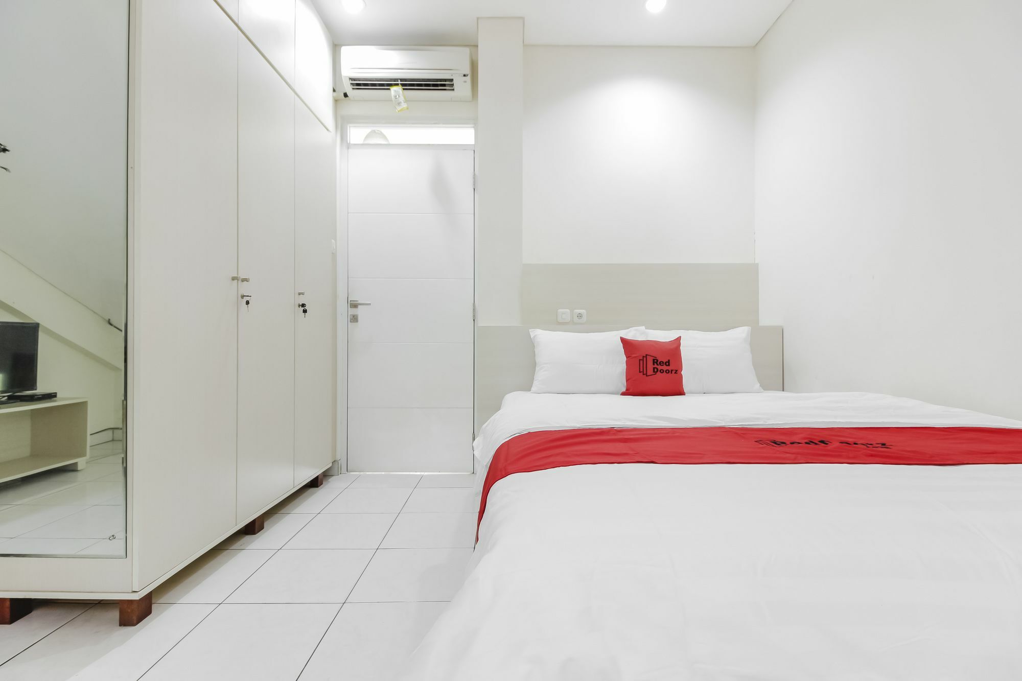 Hotel RedDoorz near Pancoran Yakarta Exterior foto