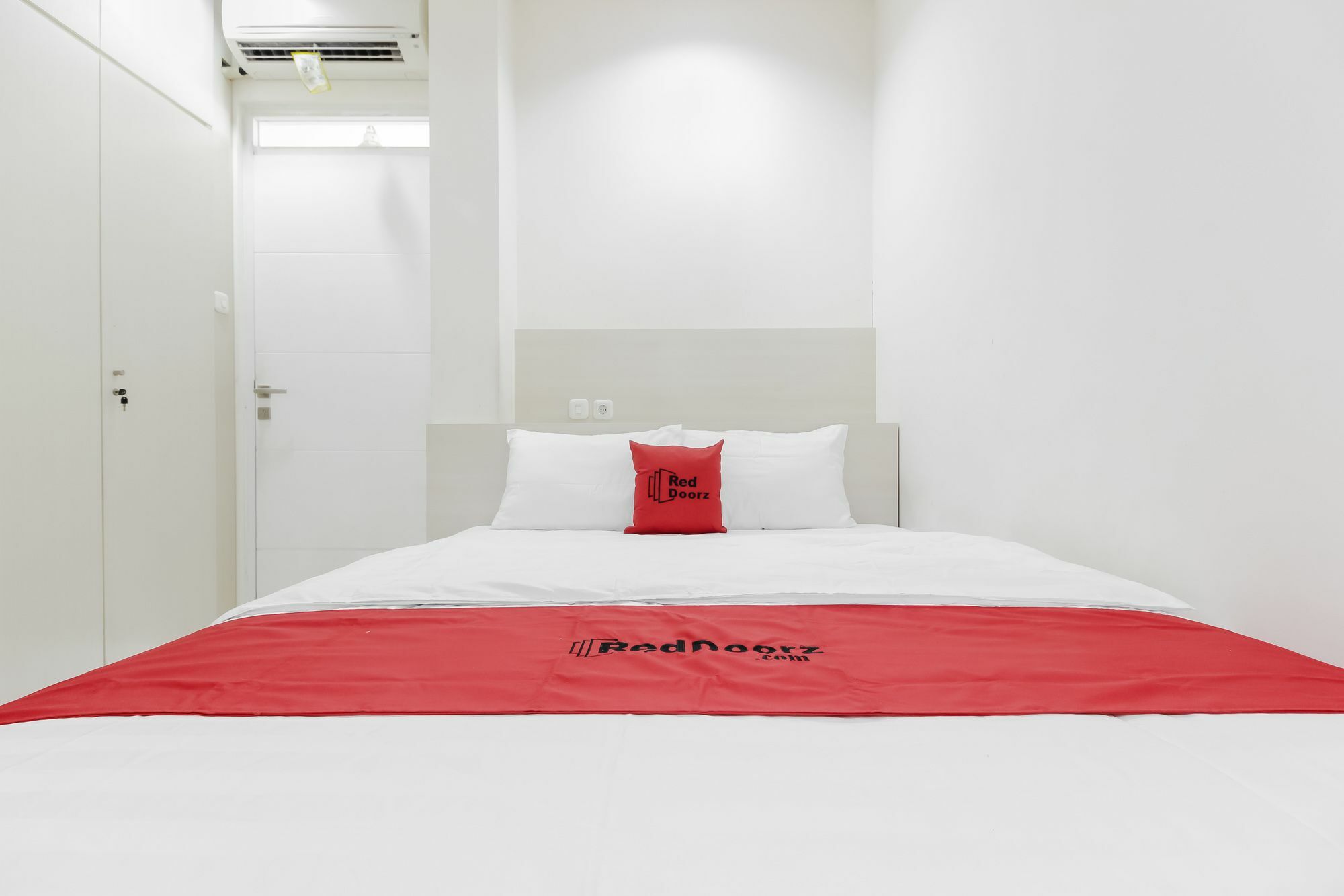 Hotel RedDoorz near Pancoran Yakarta Exterior foto