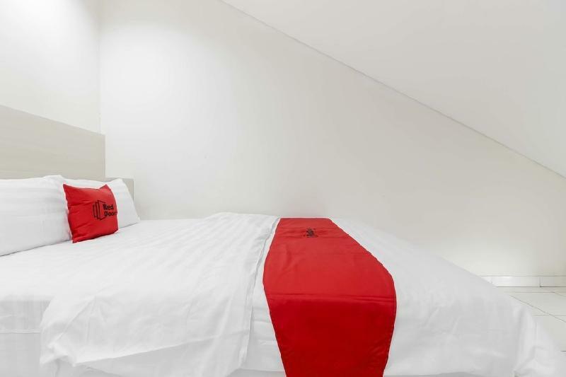 Hotel RedDoorz near Pancoran Yakarta Exterior foto